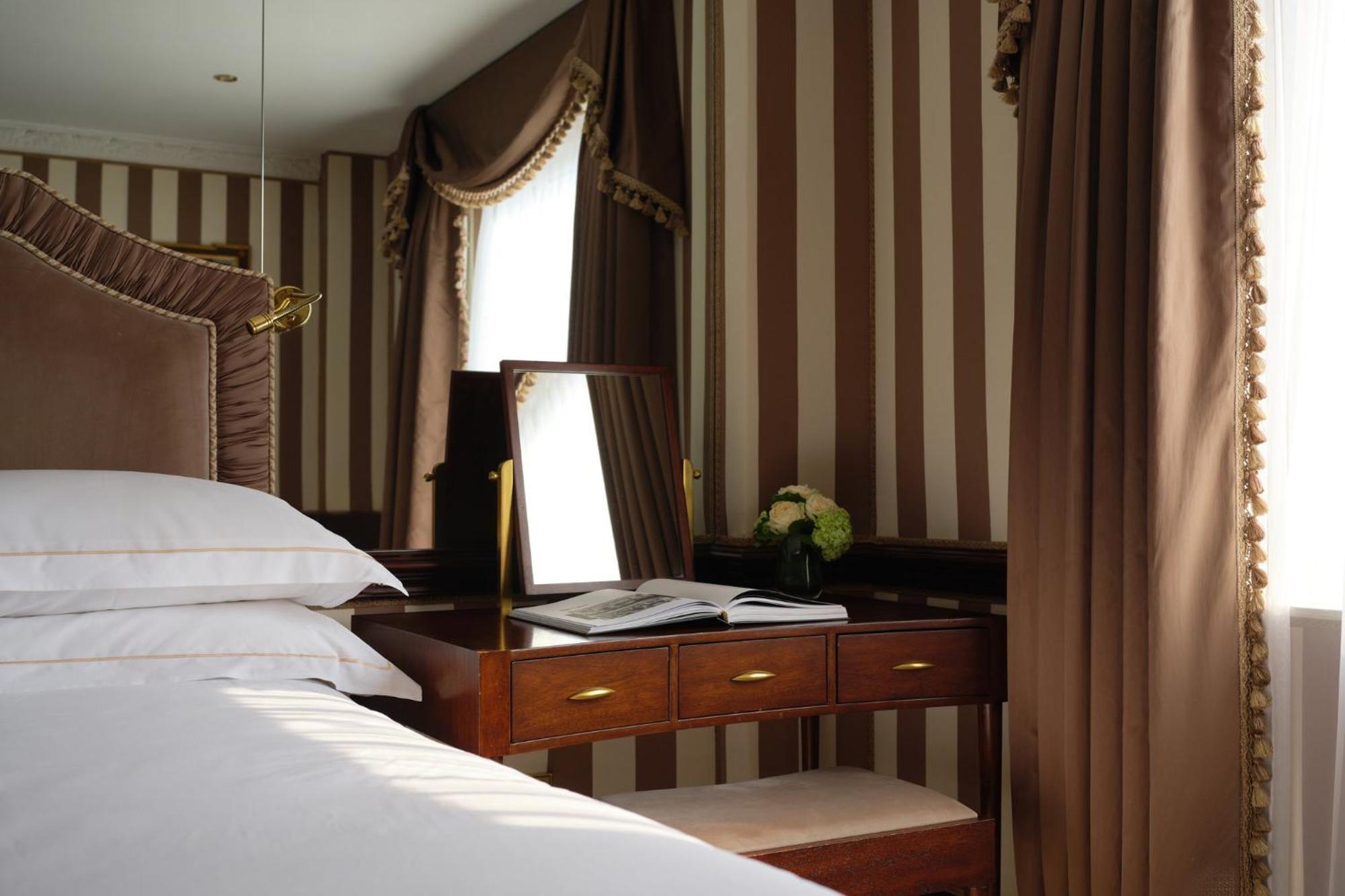 The Chesterfield Mayfair London Exterior photo